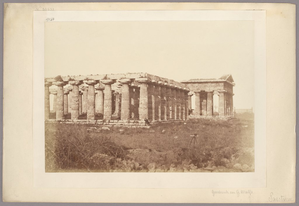 Paestum: Der Fotograf vor dem Neptuntempel, Sommer & Behles, Giorgio Sommer;   zugeschrieben, Edmondo Behles